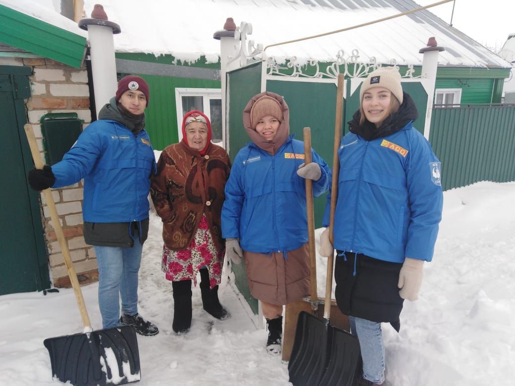 Студенты помогли пожилым нурлатцам в уборке снега