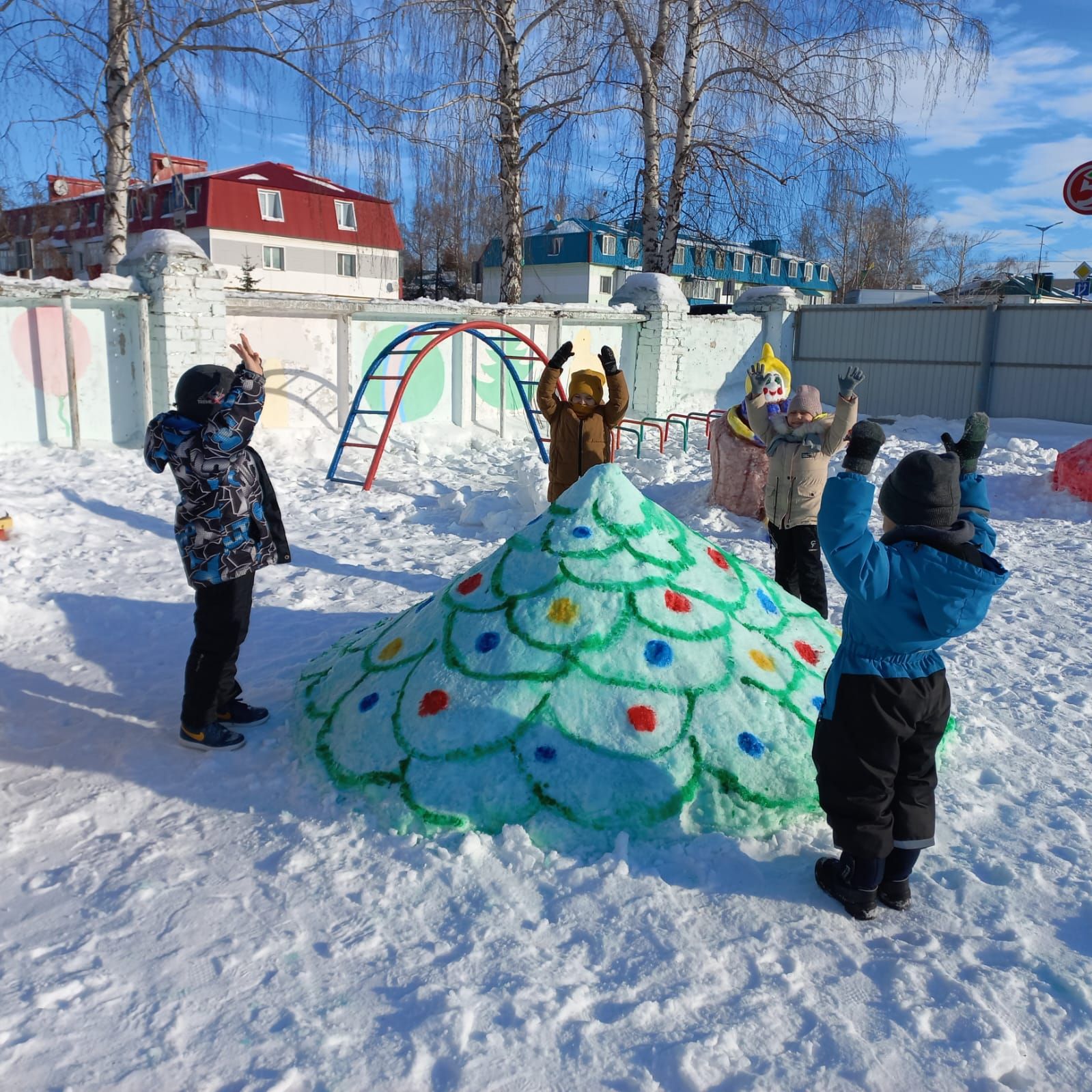 В детском саду «Росинка» появился «Снежный городок Эколят»