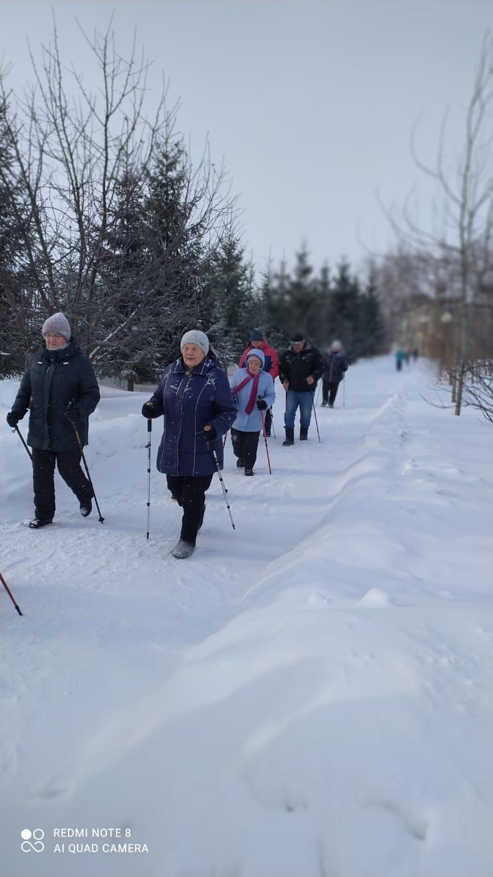 В Нурлате участницы Центра долголетия проводят занятия на свежем воздухе