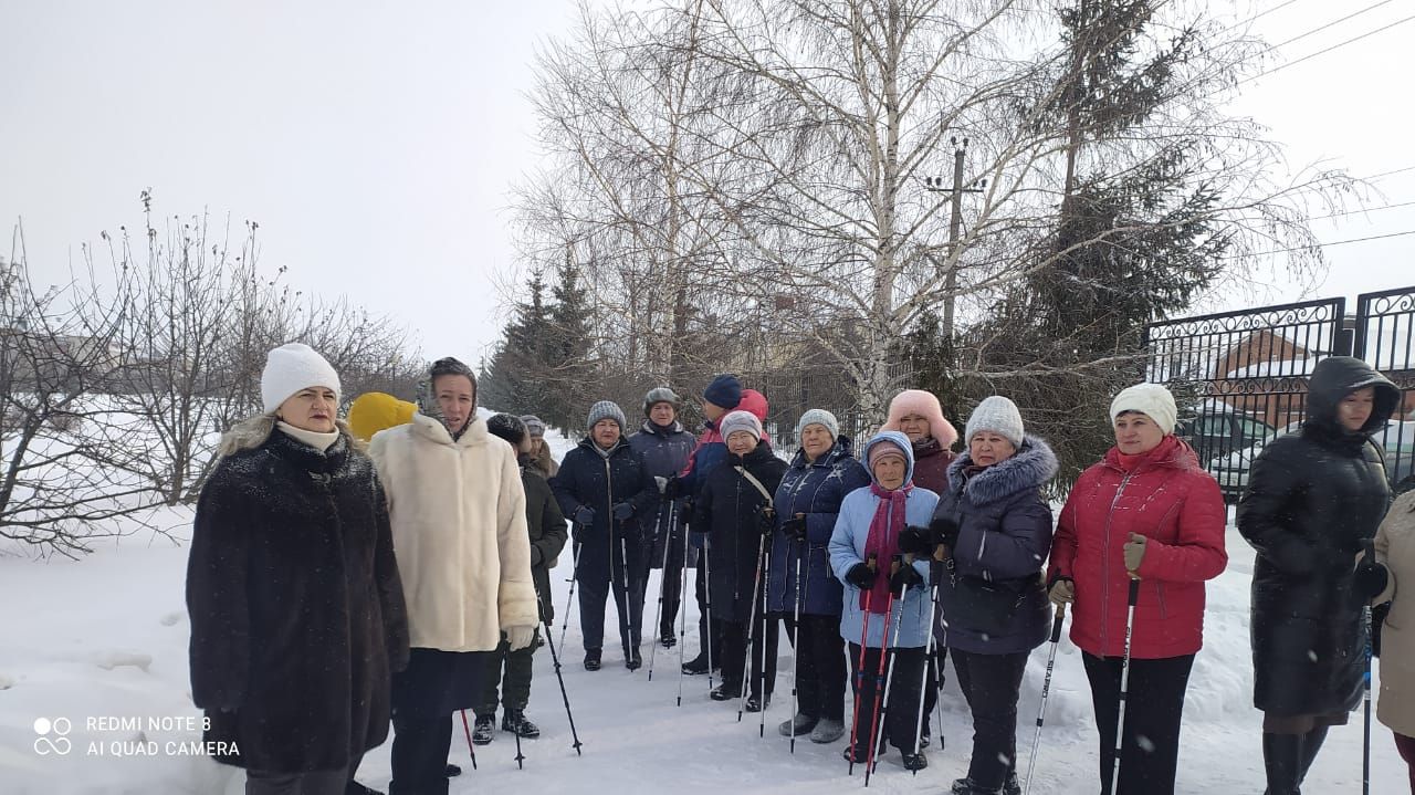 В Нурлате участницы Центра долголетия проводят занятия на свежем воздухе