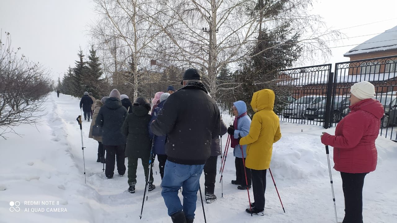 В Нурлате участницы Центра долголетия проводят занятия на свежем воздухе