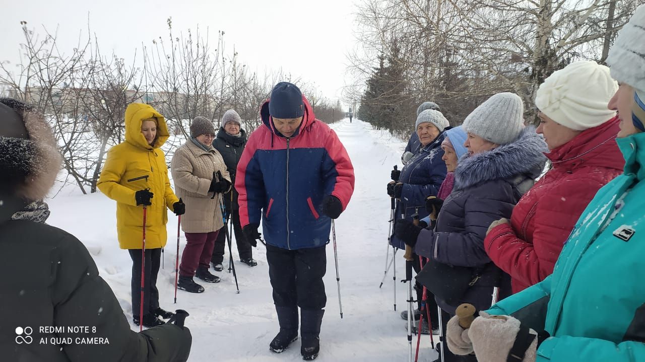 В Нурлате участницы Центра долголетия проводят занятия на свежем воздухе