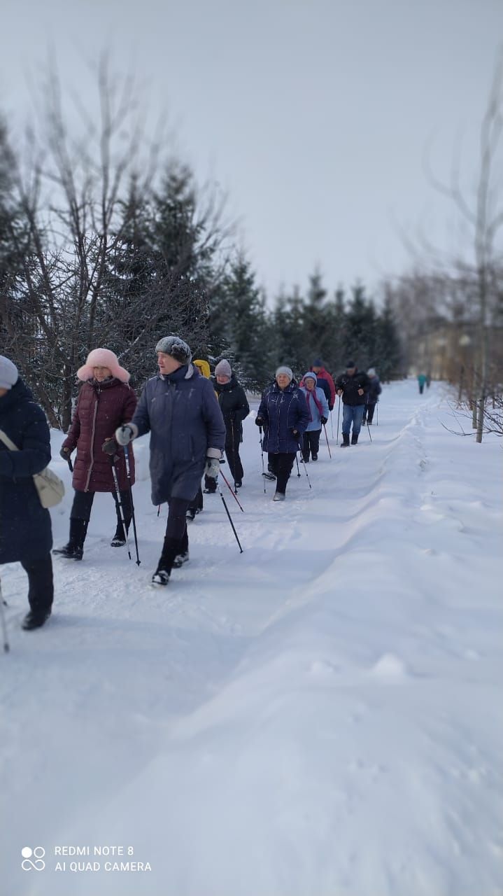 В Нурлате участницы Центра долголетия проводят занятия на свежем воздухе