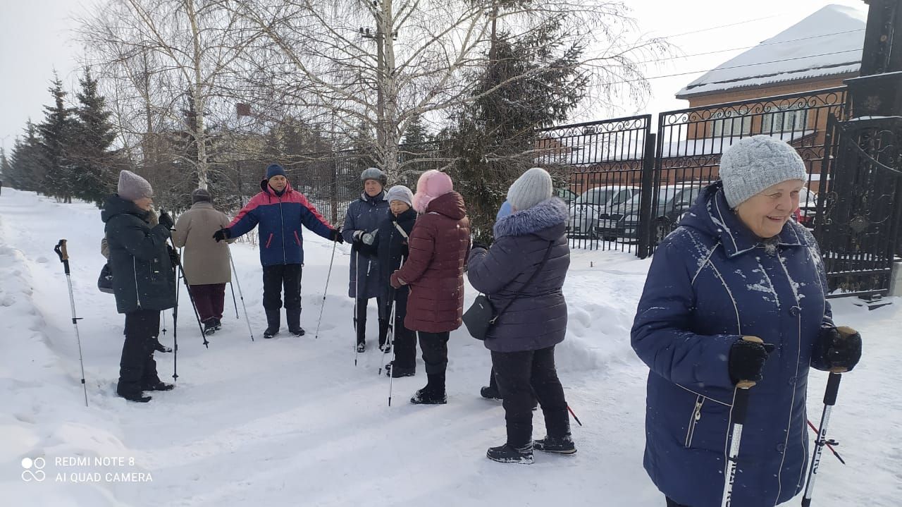 В Нурлате участницы Центра долголетия проводят занятия на свежем воздухе