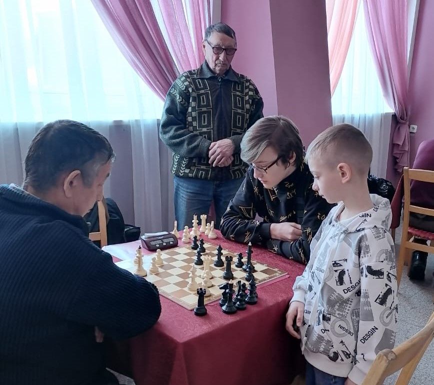В Нурлате в турнирах по шахматам и шашкам, посвященным Дню защитника Отечества, приняли участие и юные шахматисты