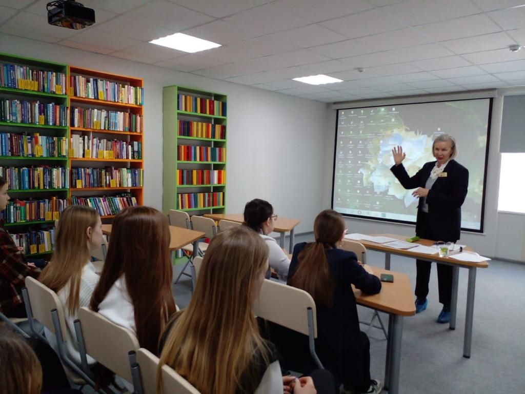 О правилах безопасности на дорогах со школьниками беседовала Гульфия Гималтдинова