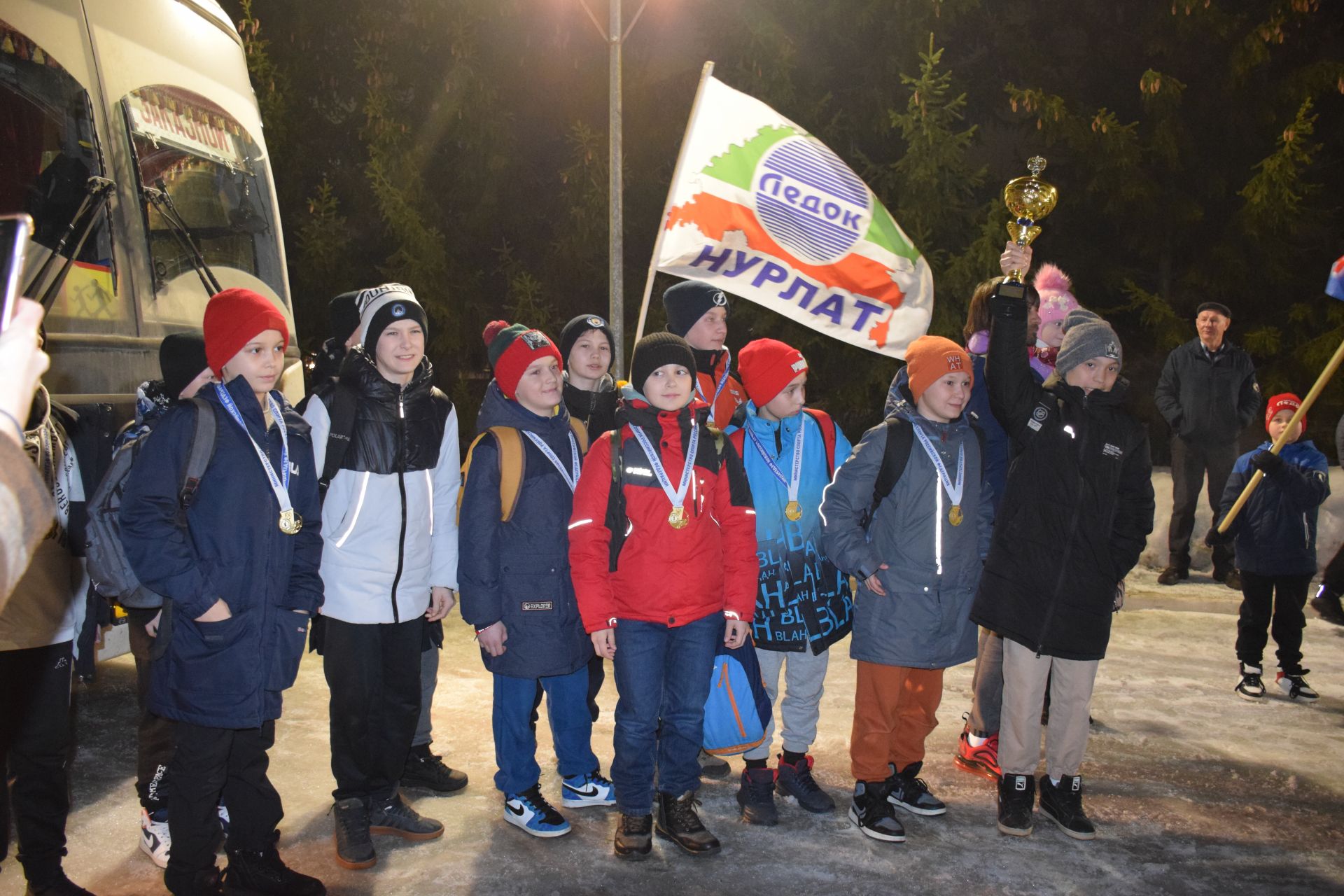 Чемпионов «Золотой шайбы» в Нурлате встретили фейерверком