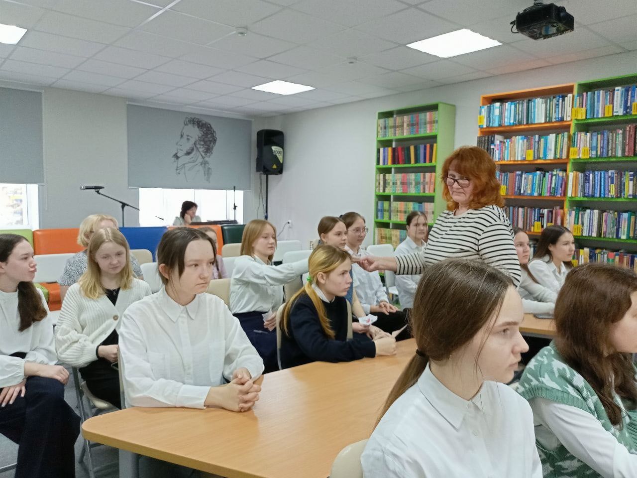 В библиотеке Нурлата учащиеся гимназии знакомились с творчеством Сергея Есенина