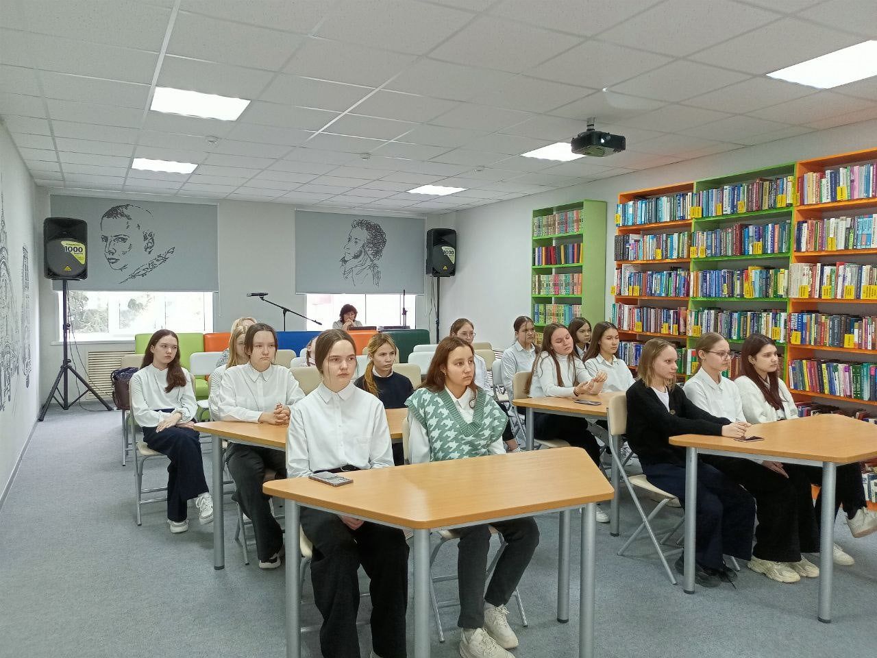 В библиотеке Нурлата учащиеся гимназии знакомились с творчеством Сергея Есенина