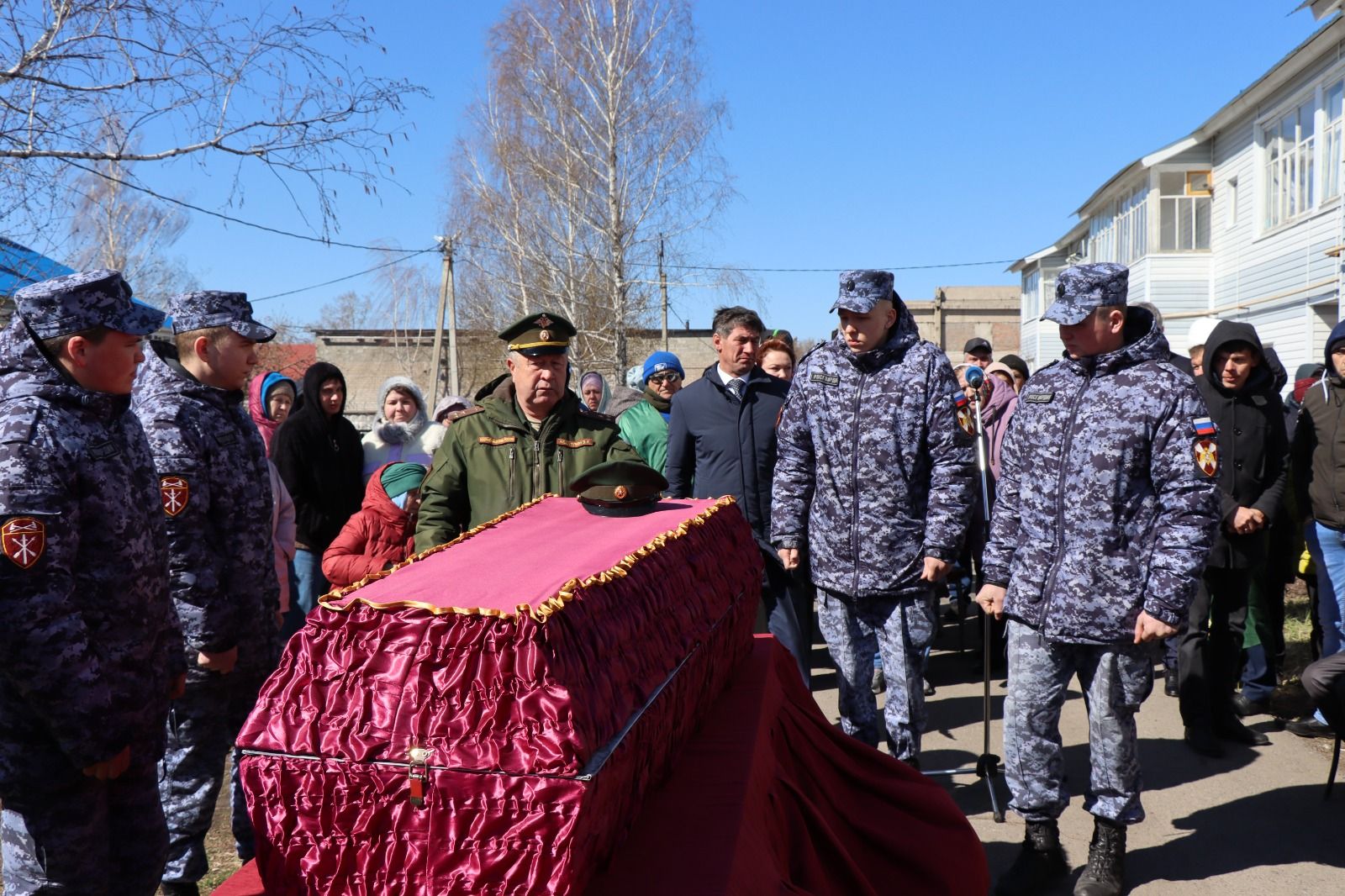 Нурлатцы с воинскими почестями проводили в последний путь Героя-земляка