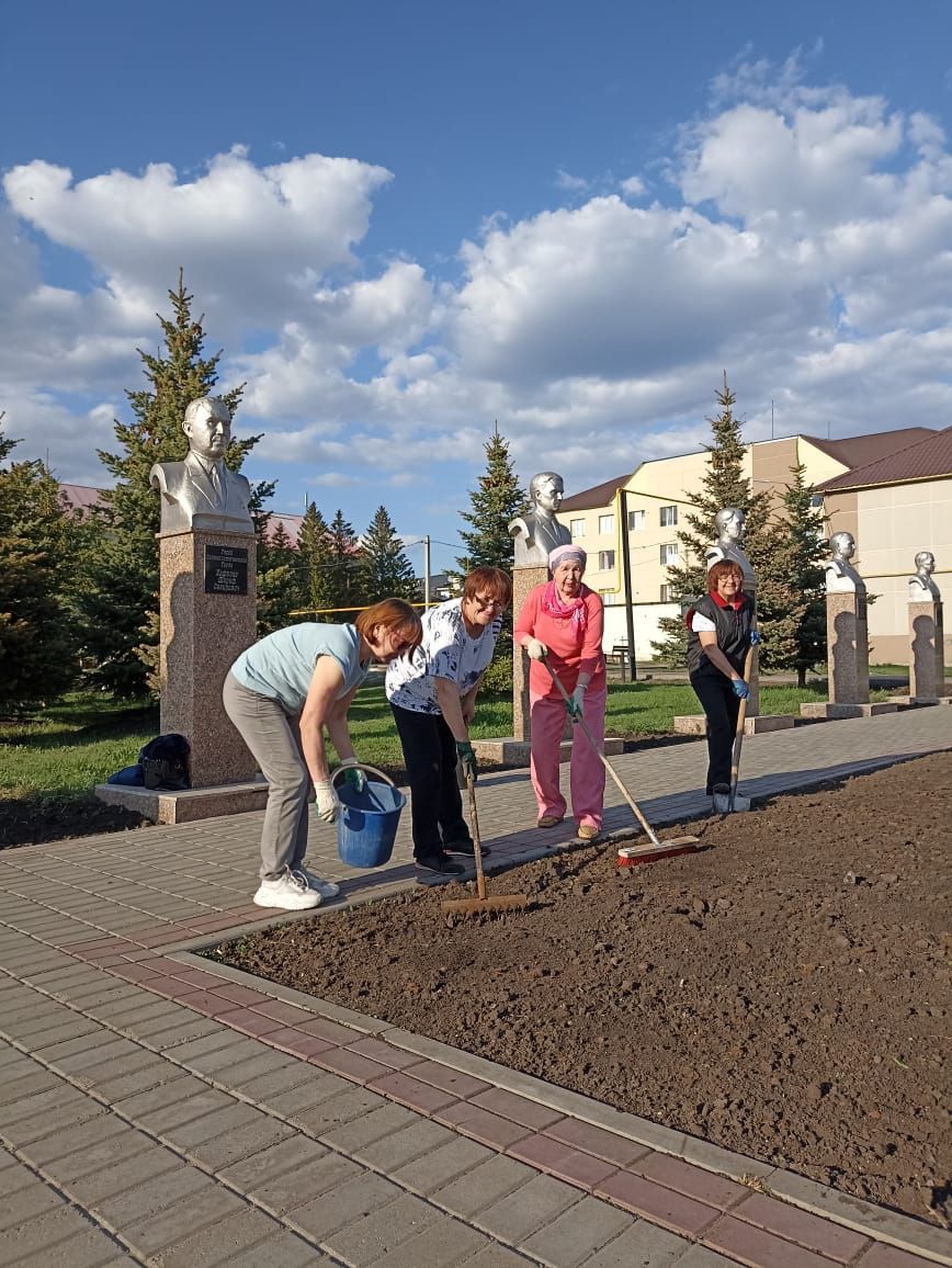 «Серебряные волонтеры» Нурлата провели субботник