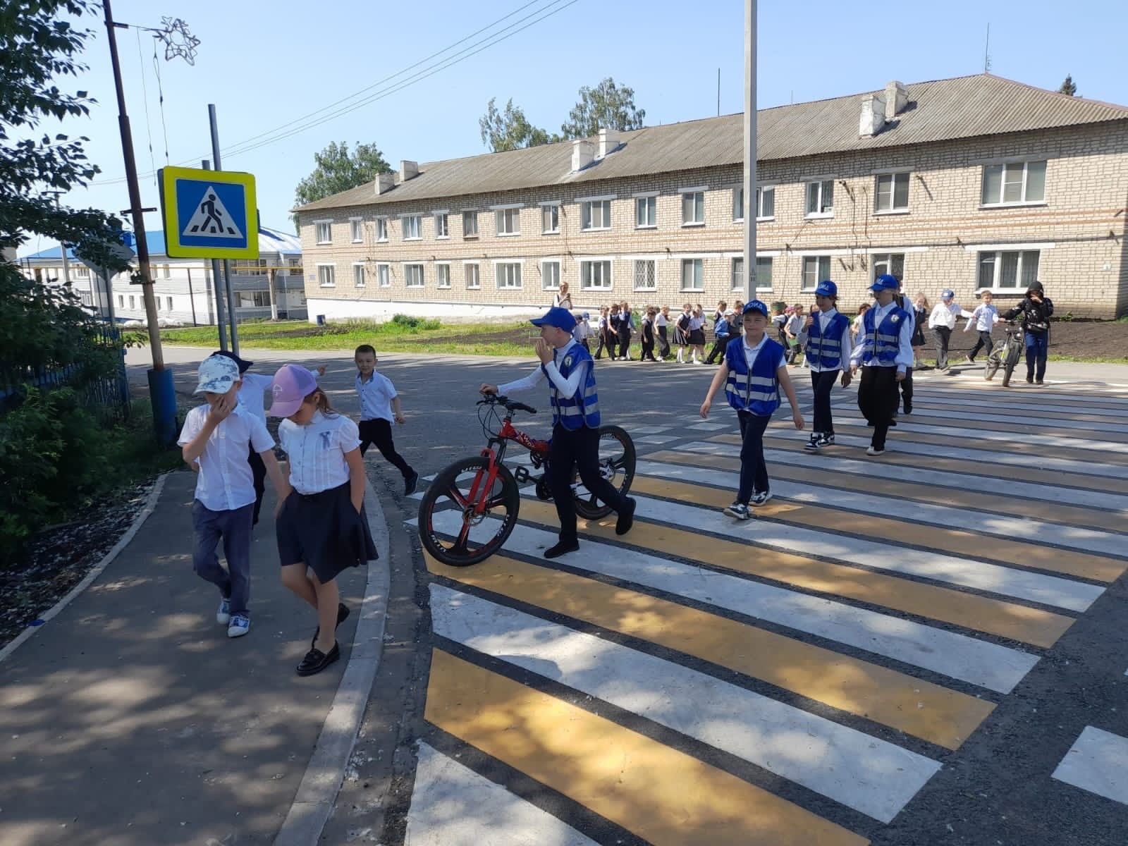 Юидовцы нурлатской школы №3 провели акцию «Осторожно переход»