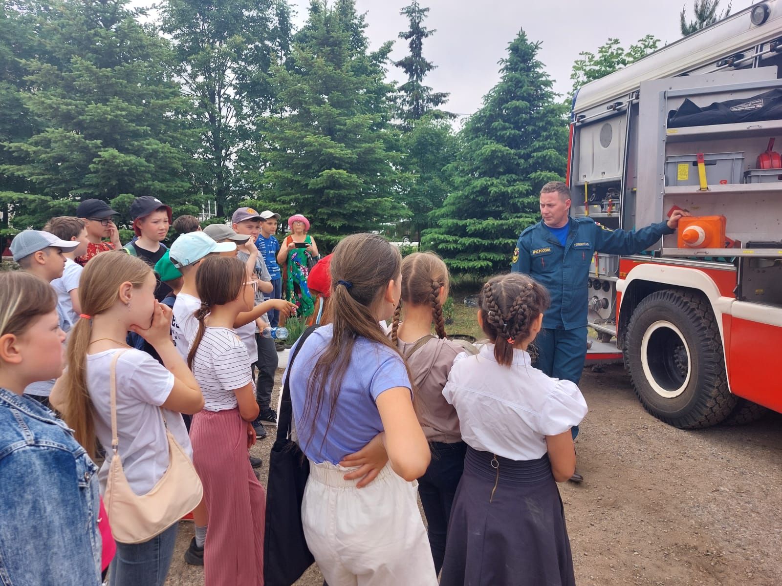 Нурлатские школьники побывали на экскурсии в пожарной части | 28.05.2023 |  Нурлат - БезФормата