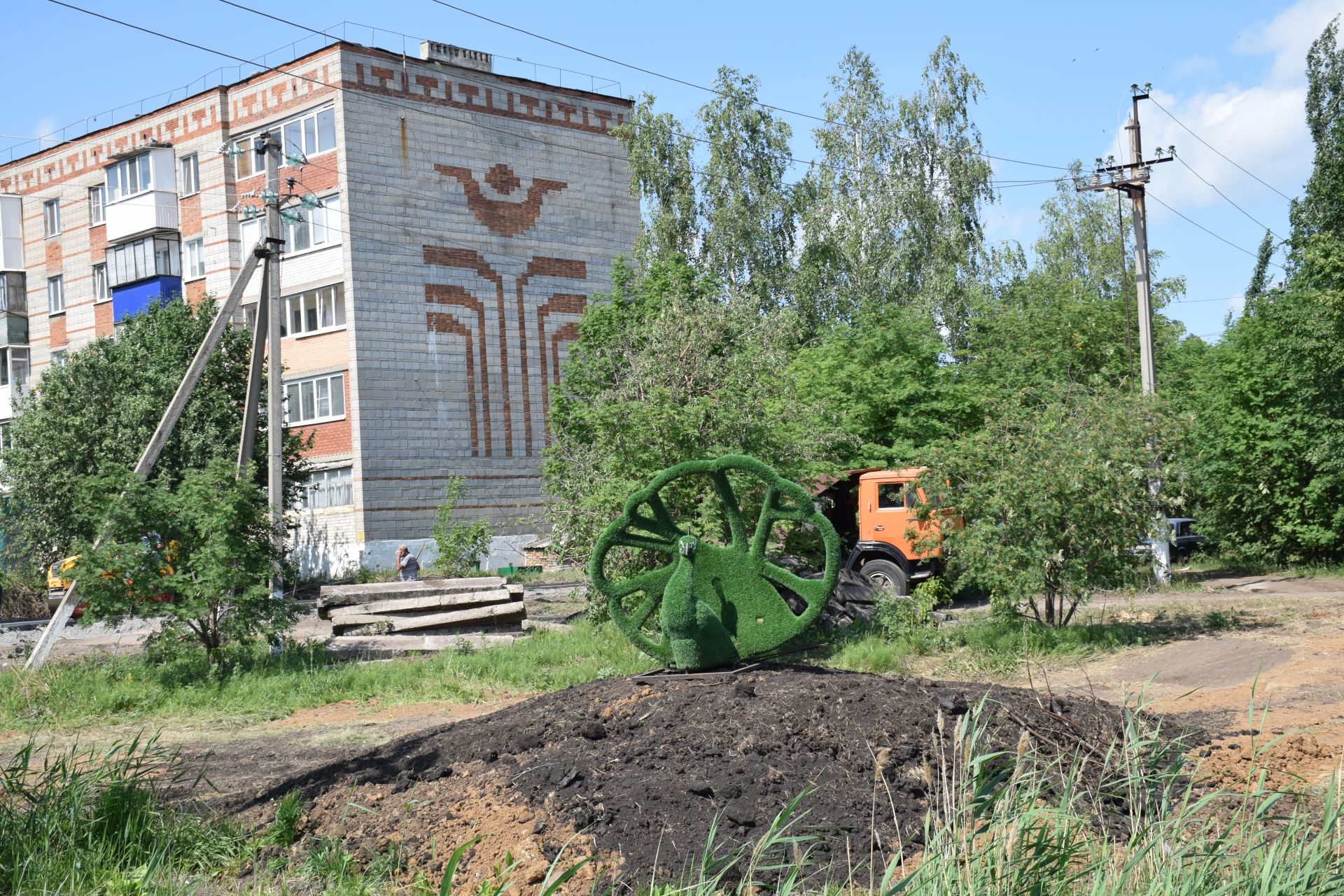 Микрорайон Яшлек города Нурлат будет украшать топиарий «Жар-птица»