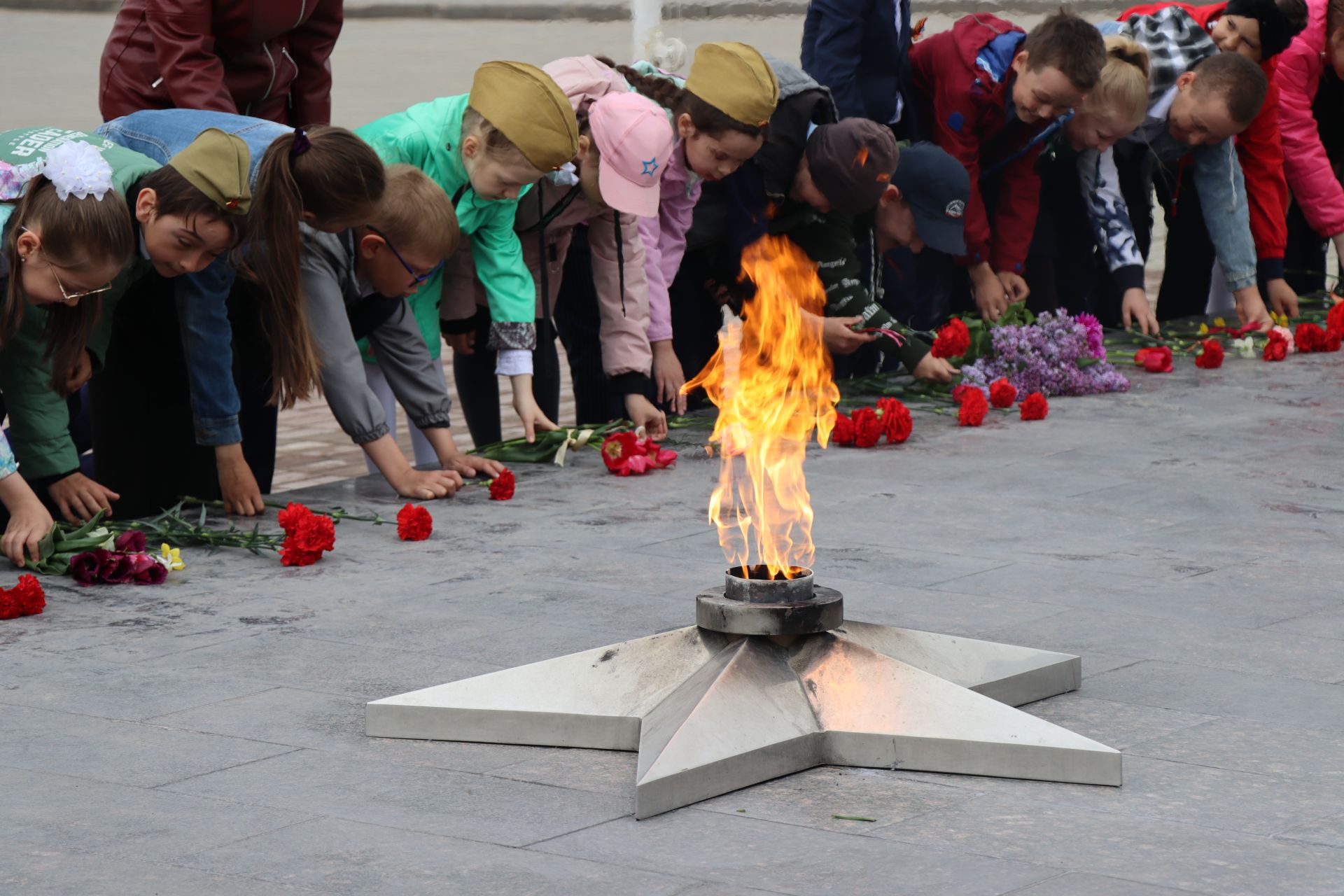 Второклассники Нурлата возложили цветы в комплексе «Вечный огонь»