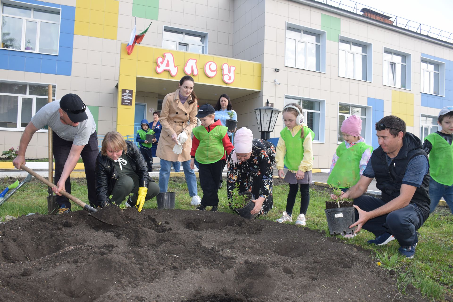 В детском саду «Алсу» города Нурлат заложили Аллею выпускников