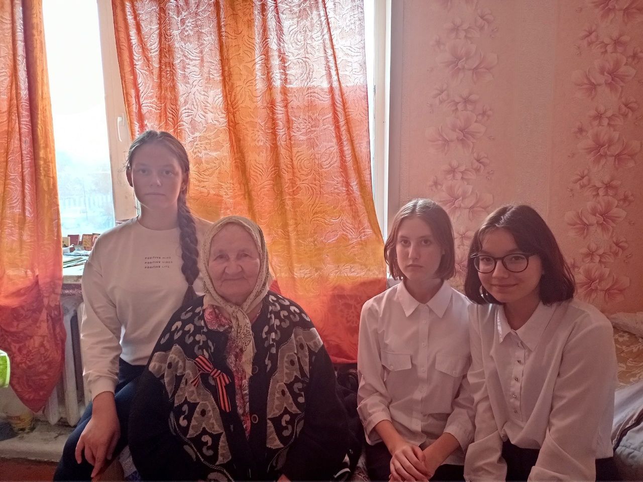 Нурлатские школьники продолжают навещать ветеранов