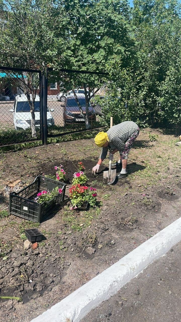 Летние субботники на территории Нурлатского дома-интерната продолжаются