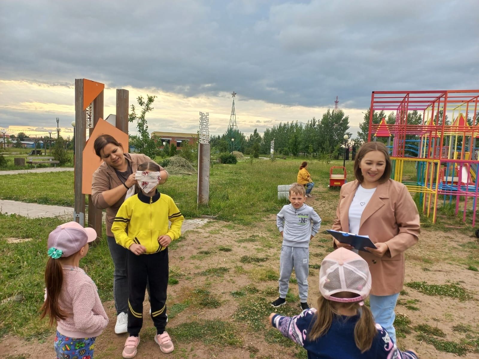 В Центральном парке Нурлата детский сад «Росинка» провел мероприятие «Игры народов Поволжья»