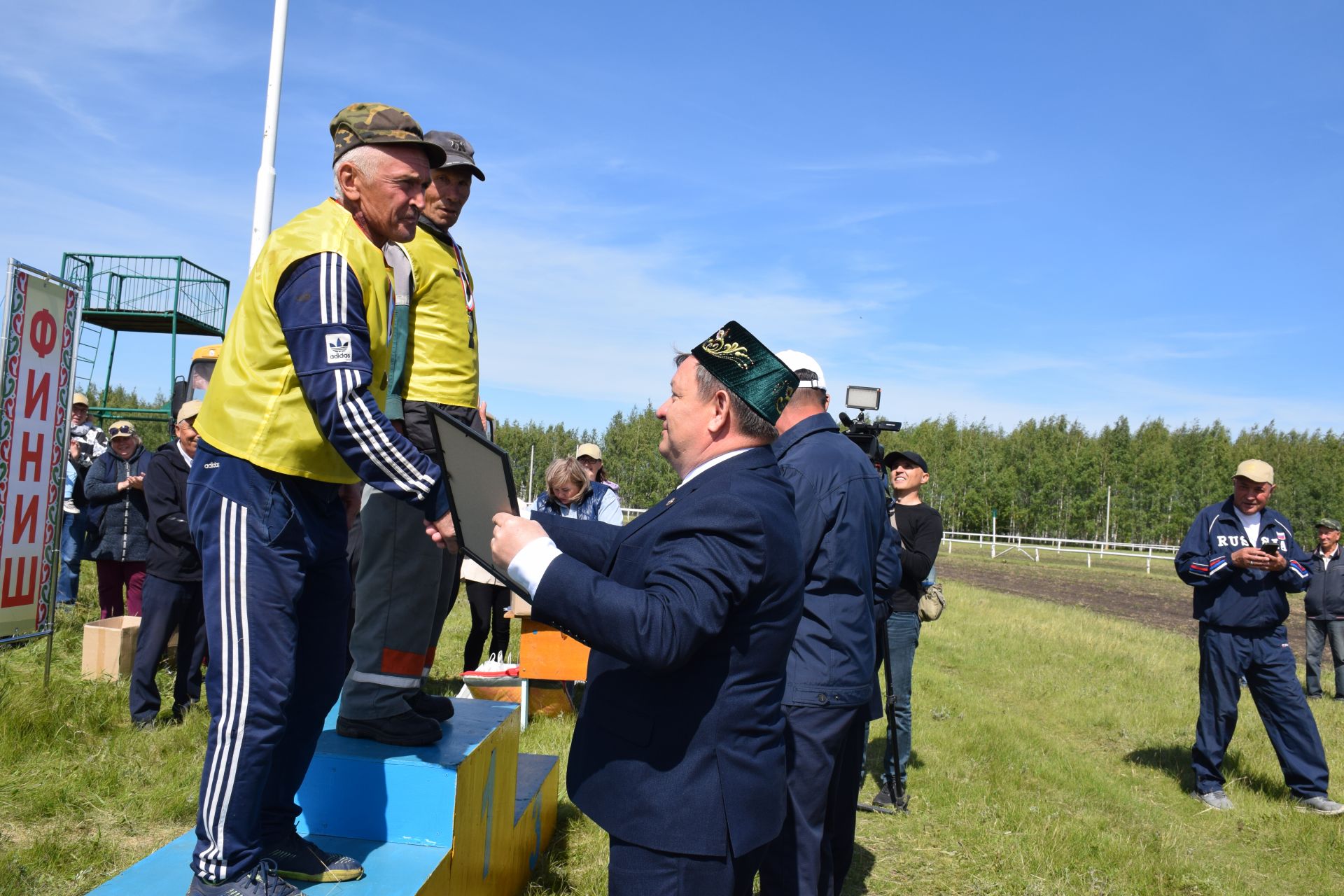 В Нурлате на конно-спортивных скачках приз «Сельские джигиты» завоевал 72-х летний Валерий Миронов