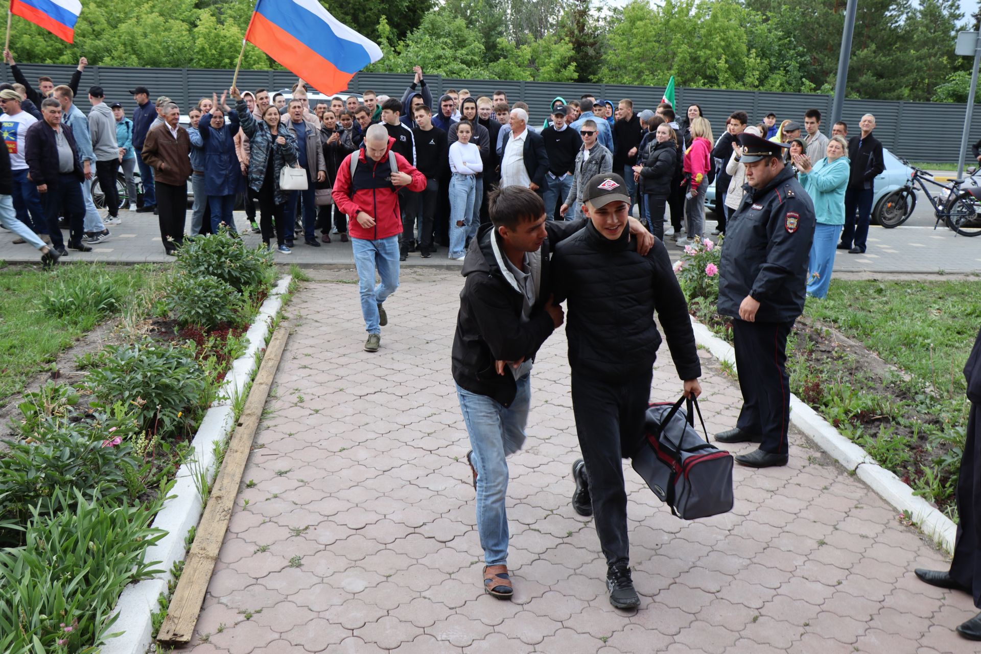 Нурлатцы торжественно проводили новобранцев на срочную службу