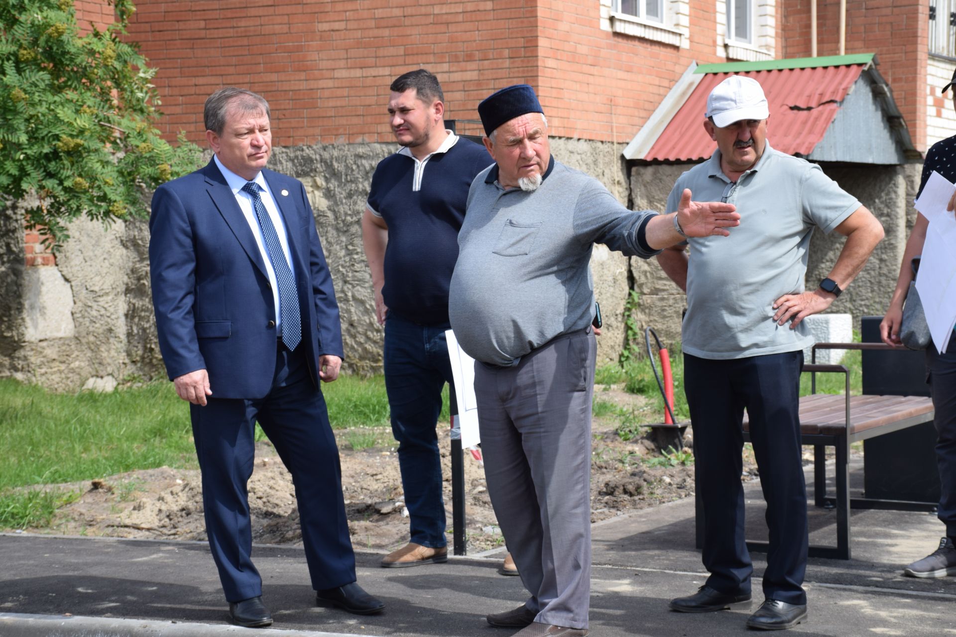 Глава Нурлатского района контролирует выполнение программы «Наш двор»