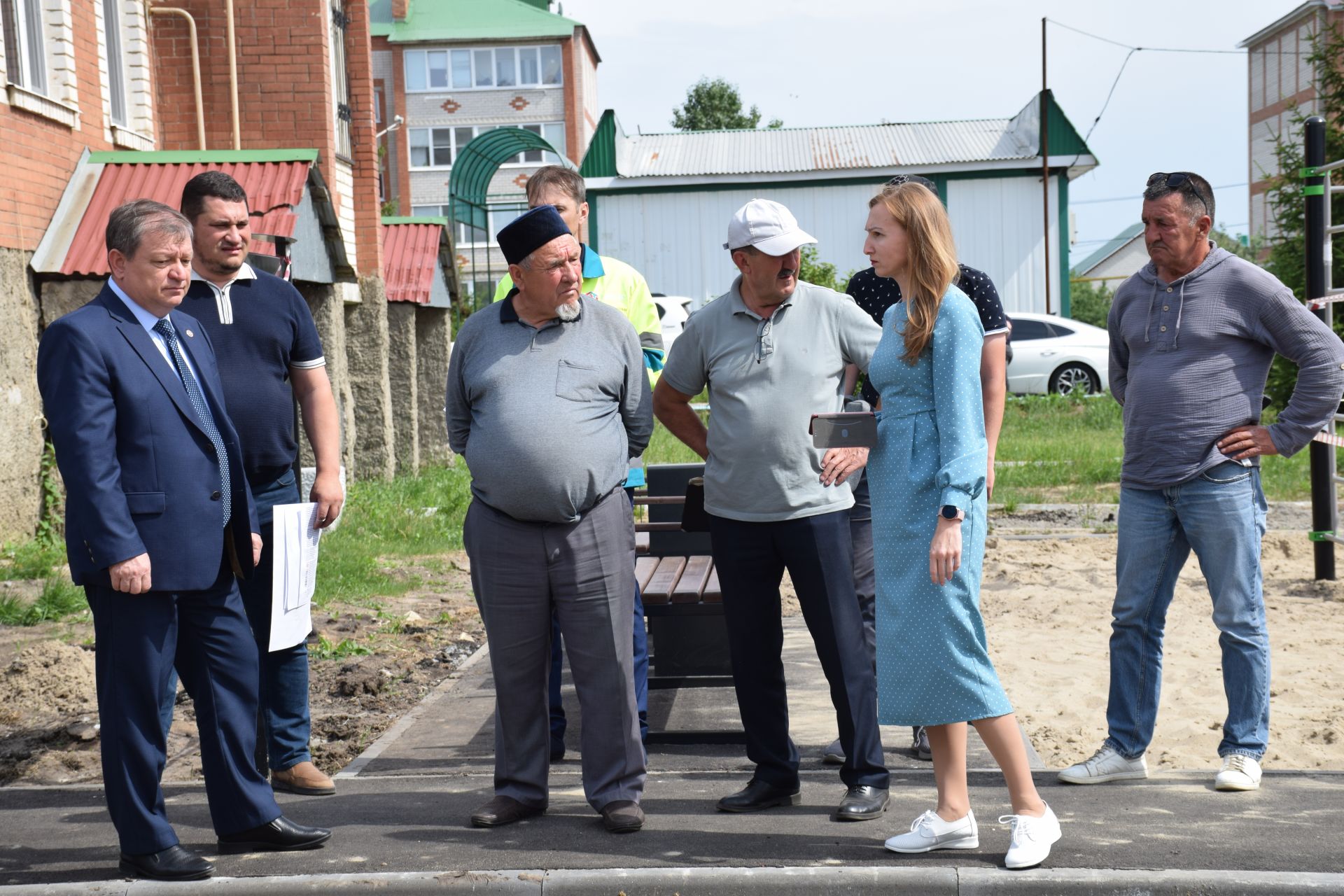 Глава Нурлатского района контролирует выполнение программы «Наш двор»