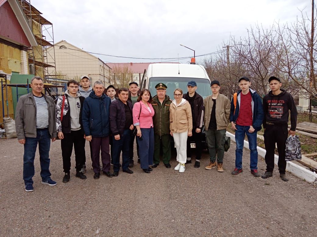 Братья Ахметзяновы из Староальметьевского сельского поселения отправились защищать Родину