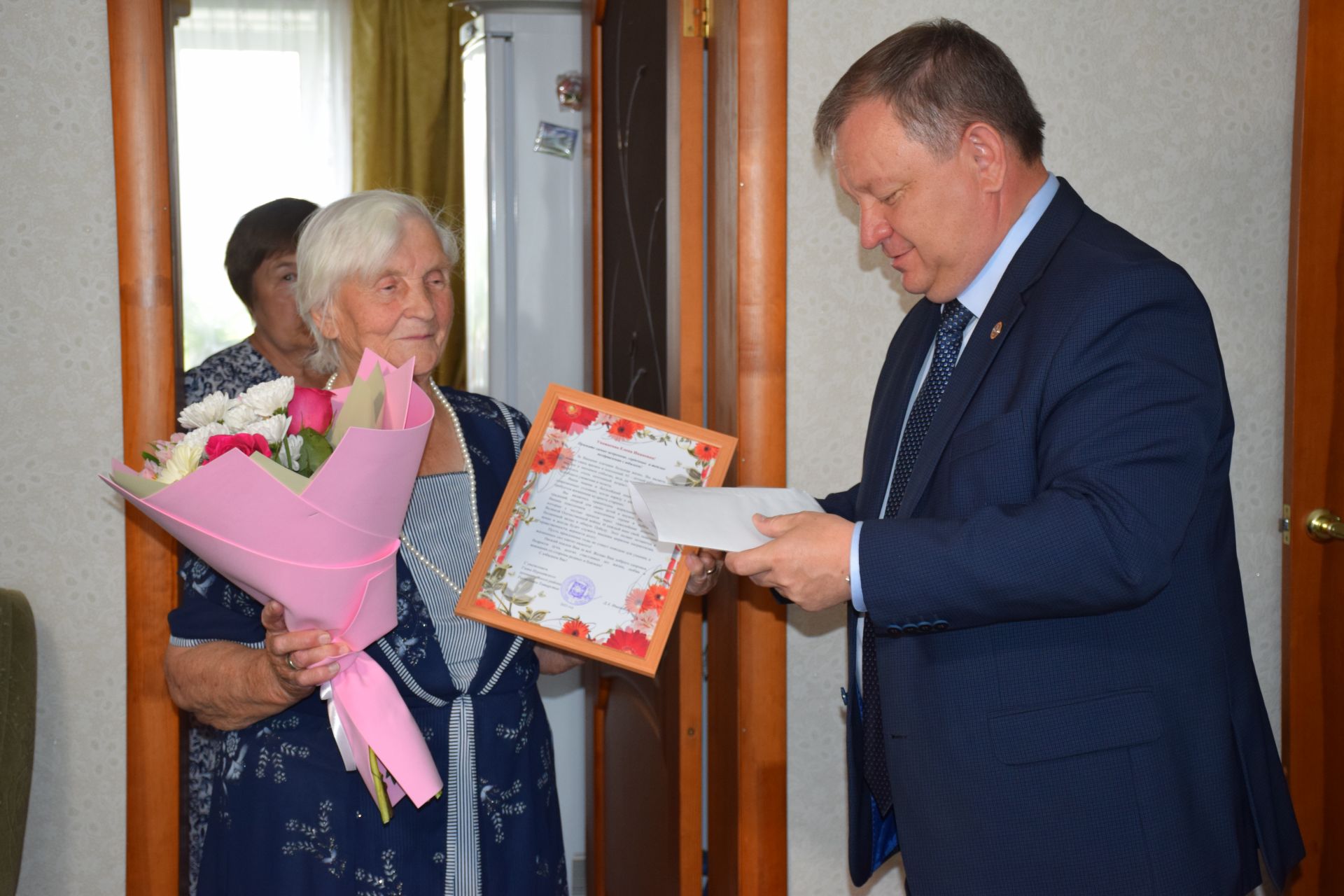 Елену Мельникову с 95-летием поздравил глава Нурлатского района