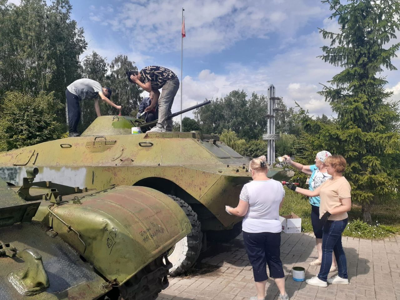 Волонтеры Нурлатского района привели в порядок выставочную технику