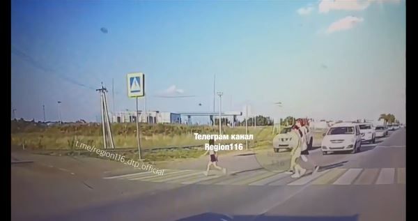 В Татарстане на пешеходном переходе лихач на автомобиле Nissan сбил 5-летнюю девочку