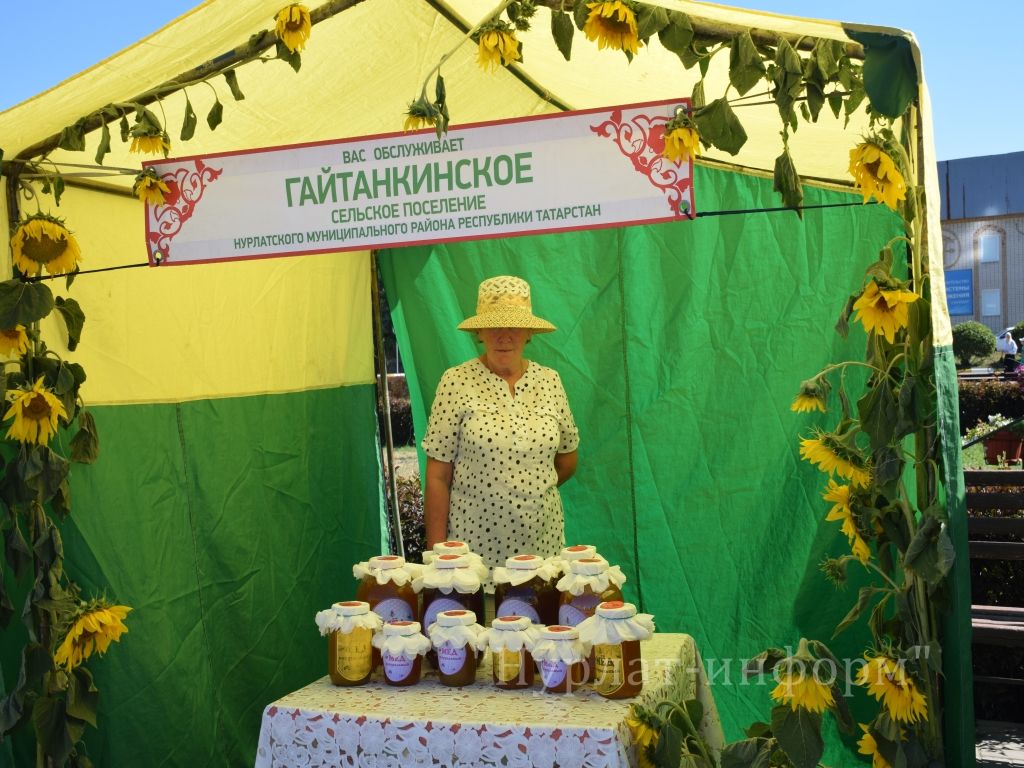 На центральной площади прошел третий фестиваль меда «Нурлатский мед»