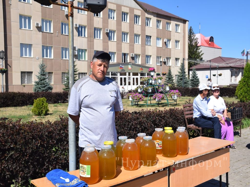 На центральной площади прошел третий фестиваль меда «Нурлатский мед»