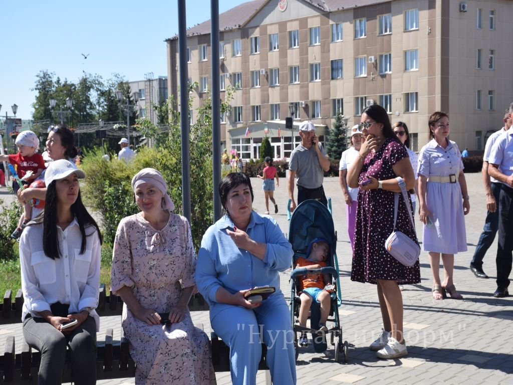 На центральной площади прошел третий фестиваль меда «Нурлатский мед»