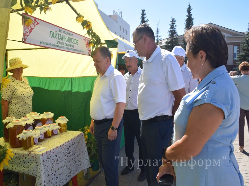 На центральной площади прошел третий фестиваль меда «Нурлатский мед»