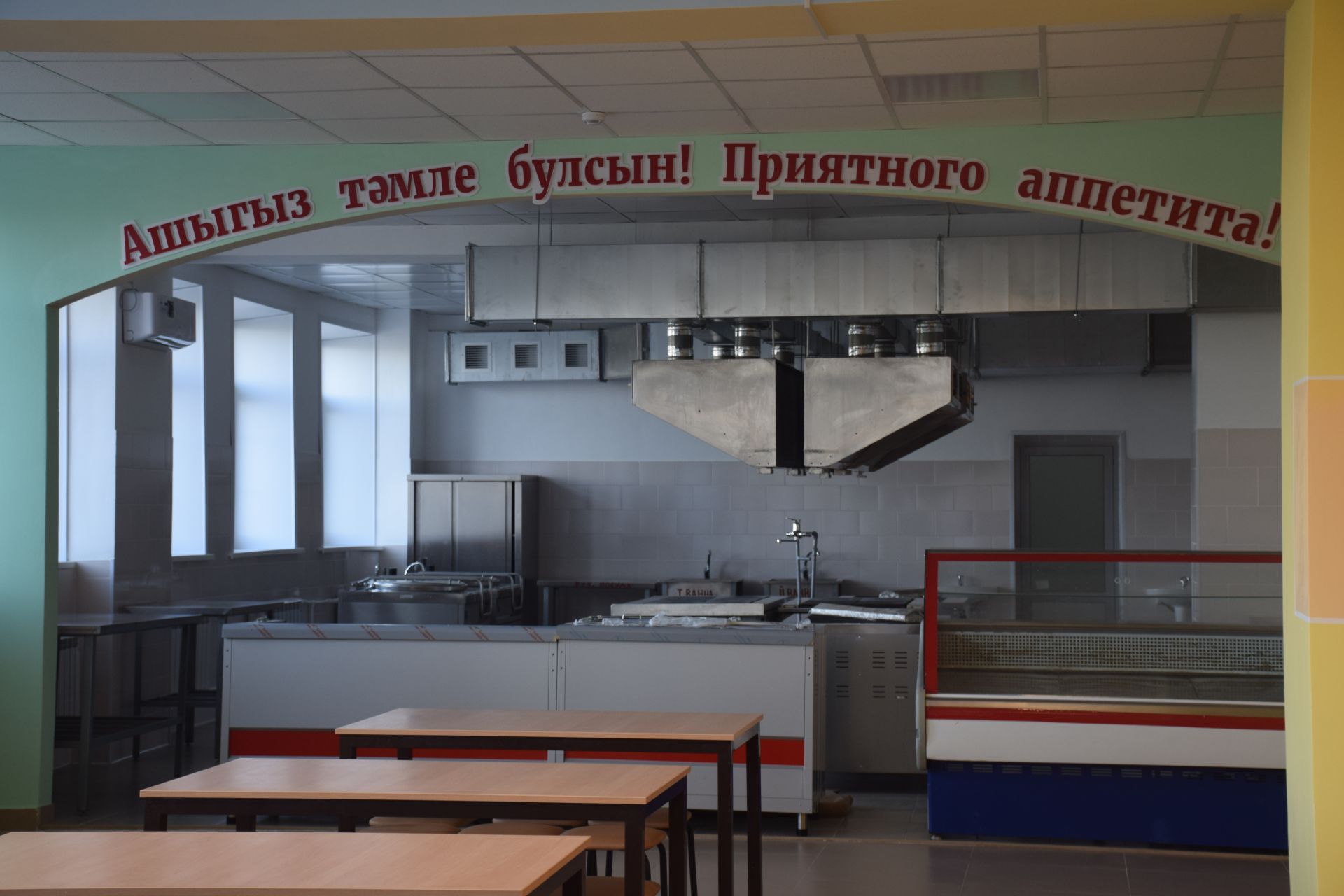 Дамир Ишкинеев побывал в столовой Нурлатской гимназии после ремонта