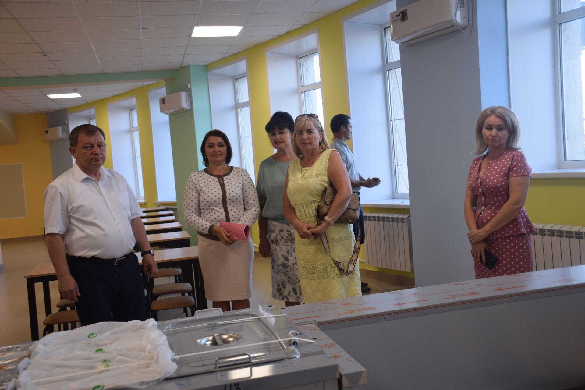 Дамир Ишкинеев побывал в столовой Нурлатской гимназии после ремонта