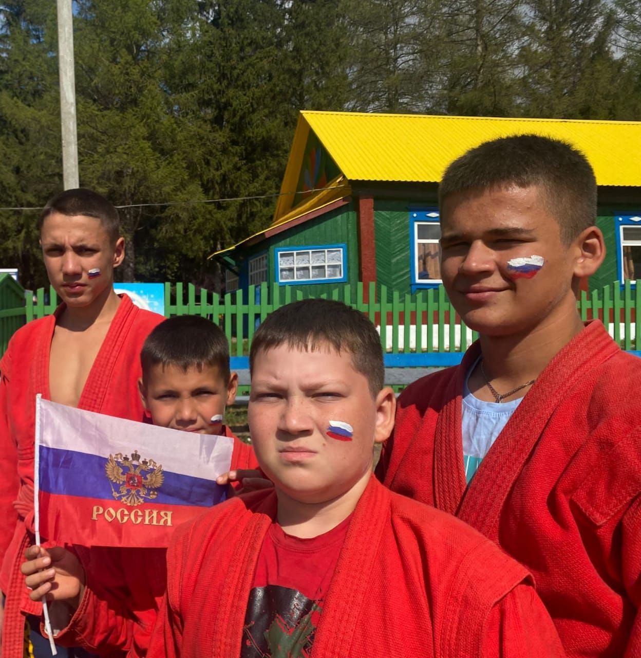 Юные нурлатцы организовали флешмоб ко Дню Государственного флага РФ