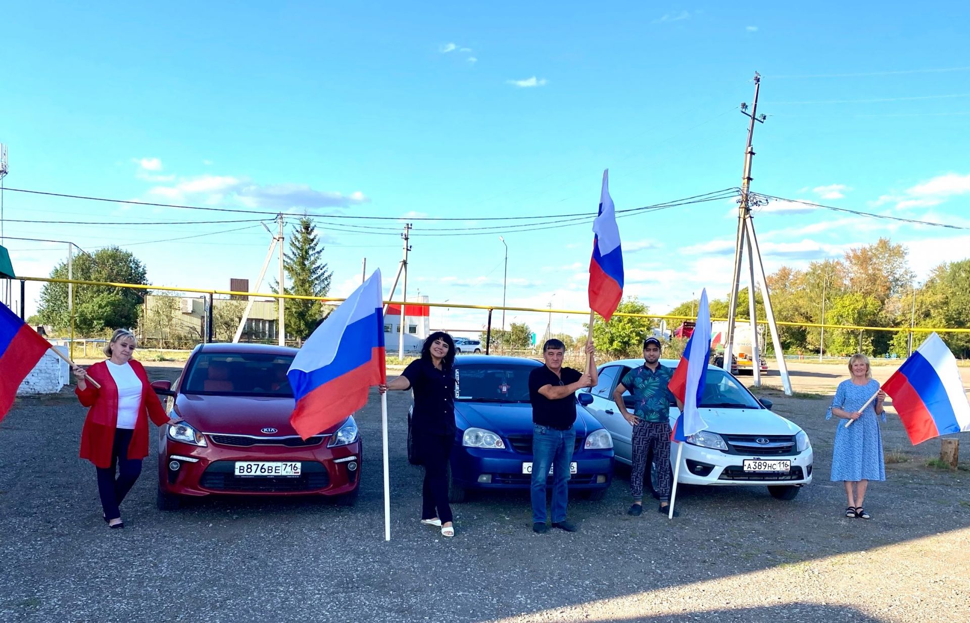 Нурлатцы приняли участие в автопробеге ко Дню Государственного флага РФ