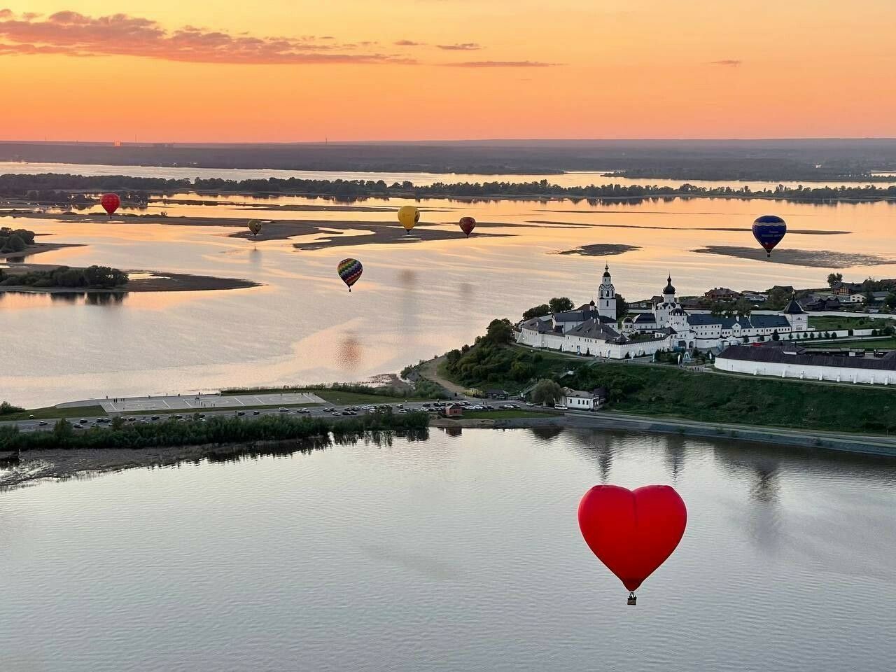 Рустам Минниханов опубликовал фото с воздушными шарами