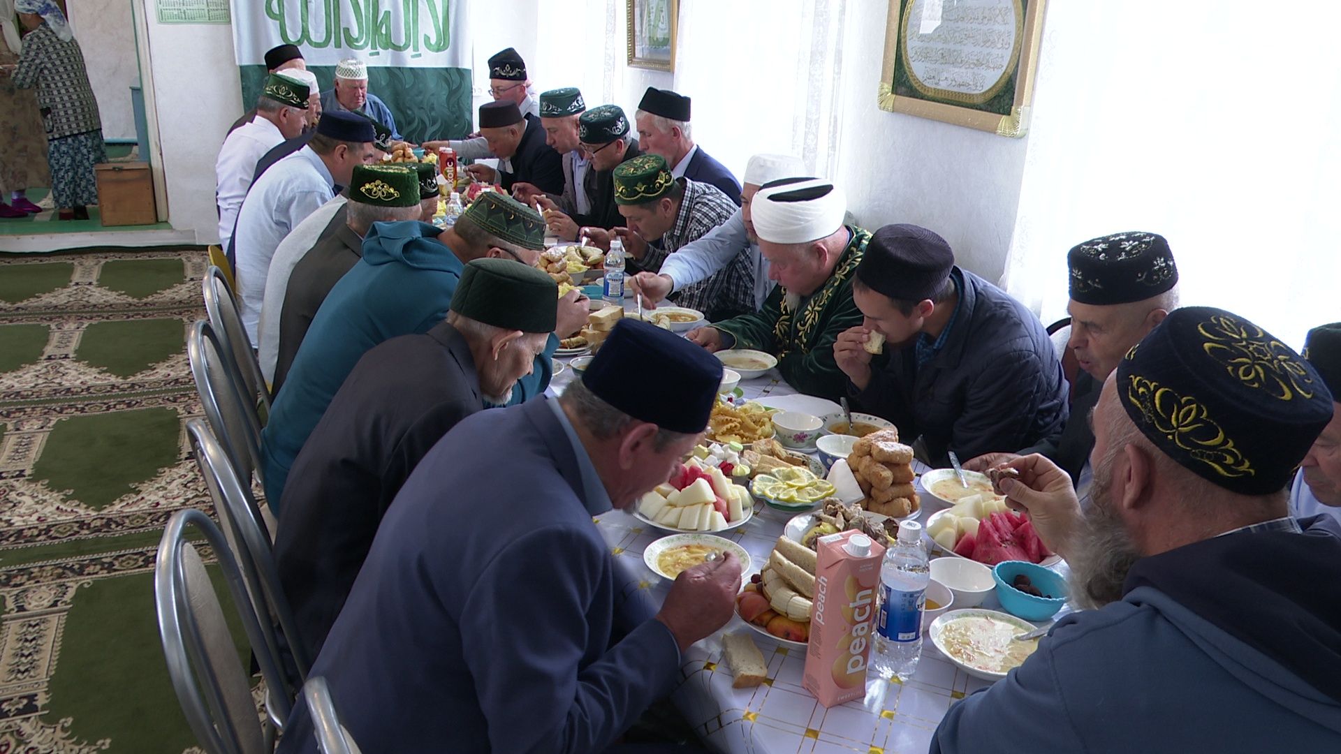 В мечети деревни Новая Амзя Нурлатского района для сельчан организовали чаепитие