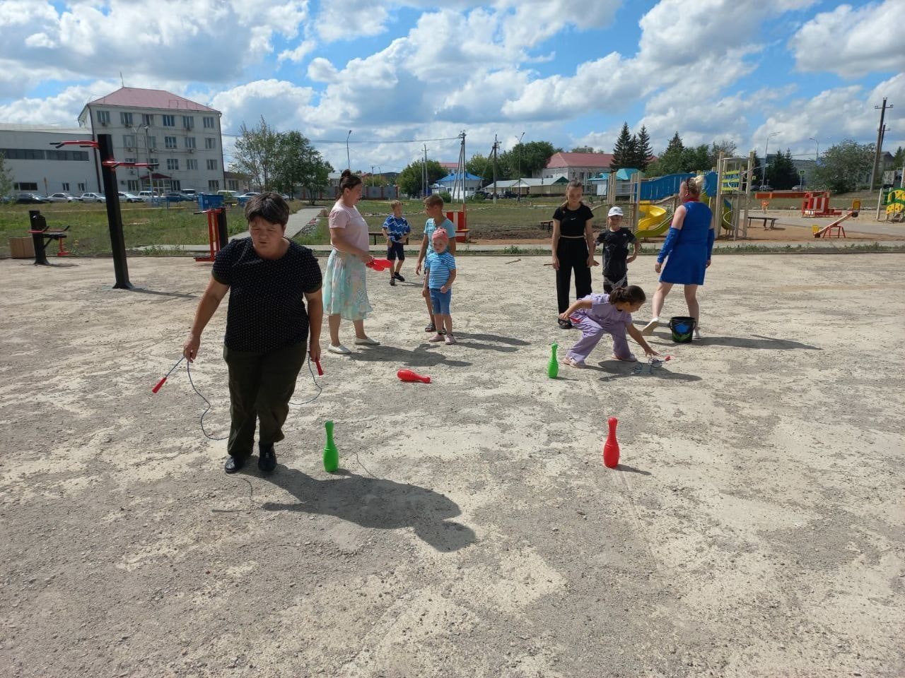 Дружно и весело провели время нурлатские дети в сквере «Игелек»