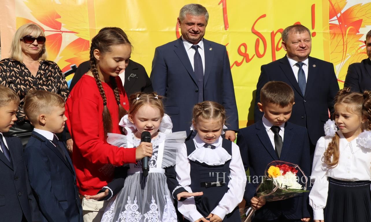 В Нурлатской гимназии прошла торжественная линейка к Дню знаний с участием Александра Шадрикова