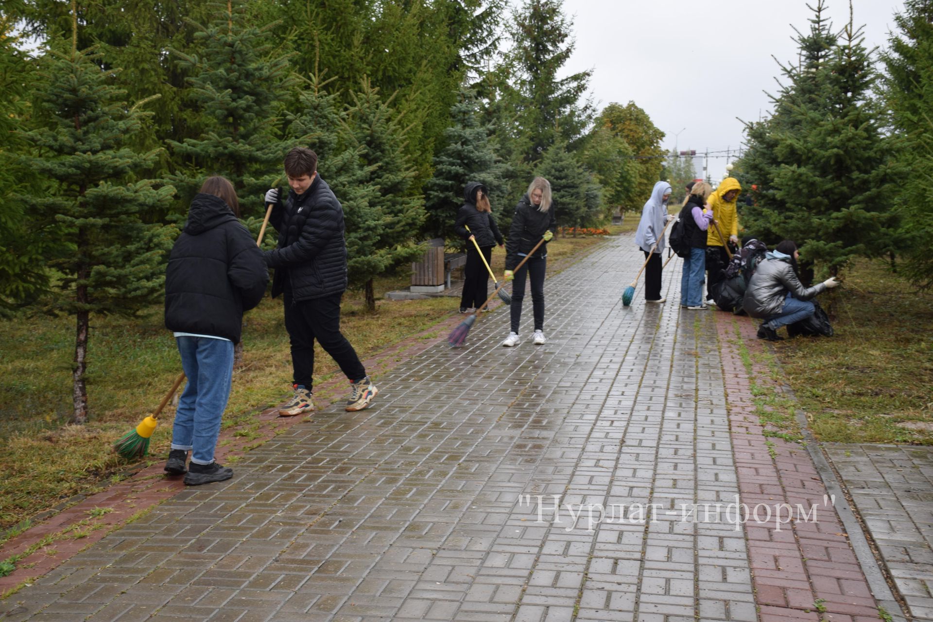 В Нурлате провели субботник в поддержку экологической олимпиады «Чистое наследие»