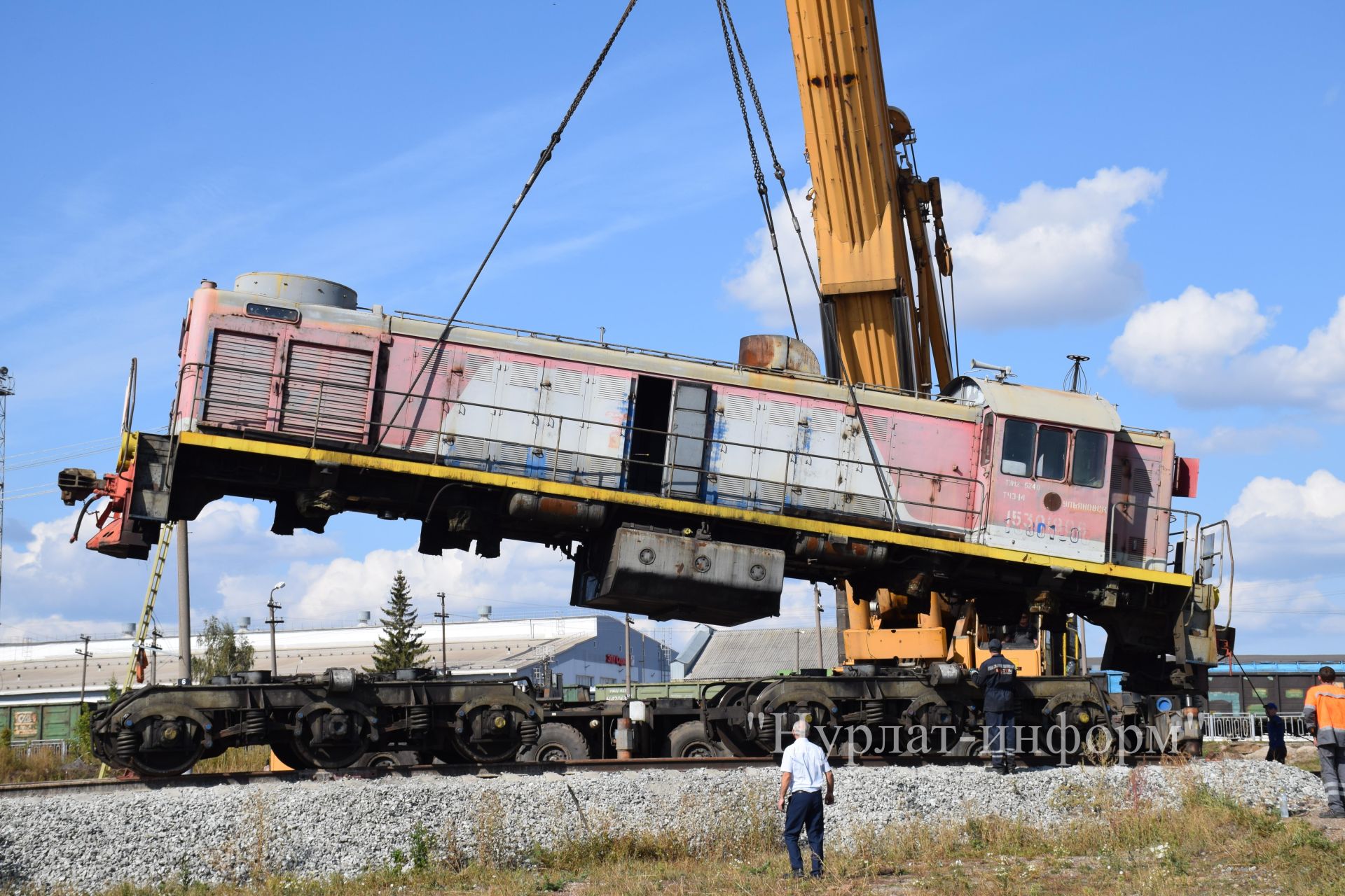 В Нурлате успешно завершена установка тепловоза в сквере железнодорожников