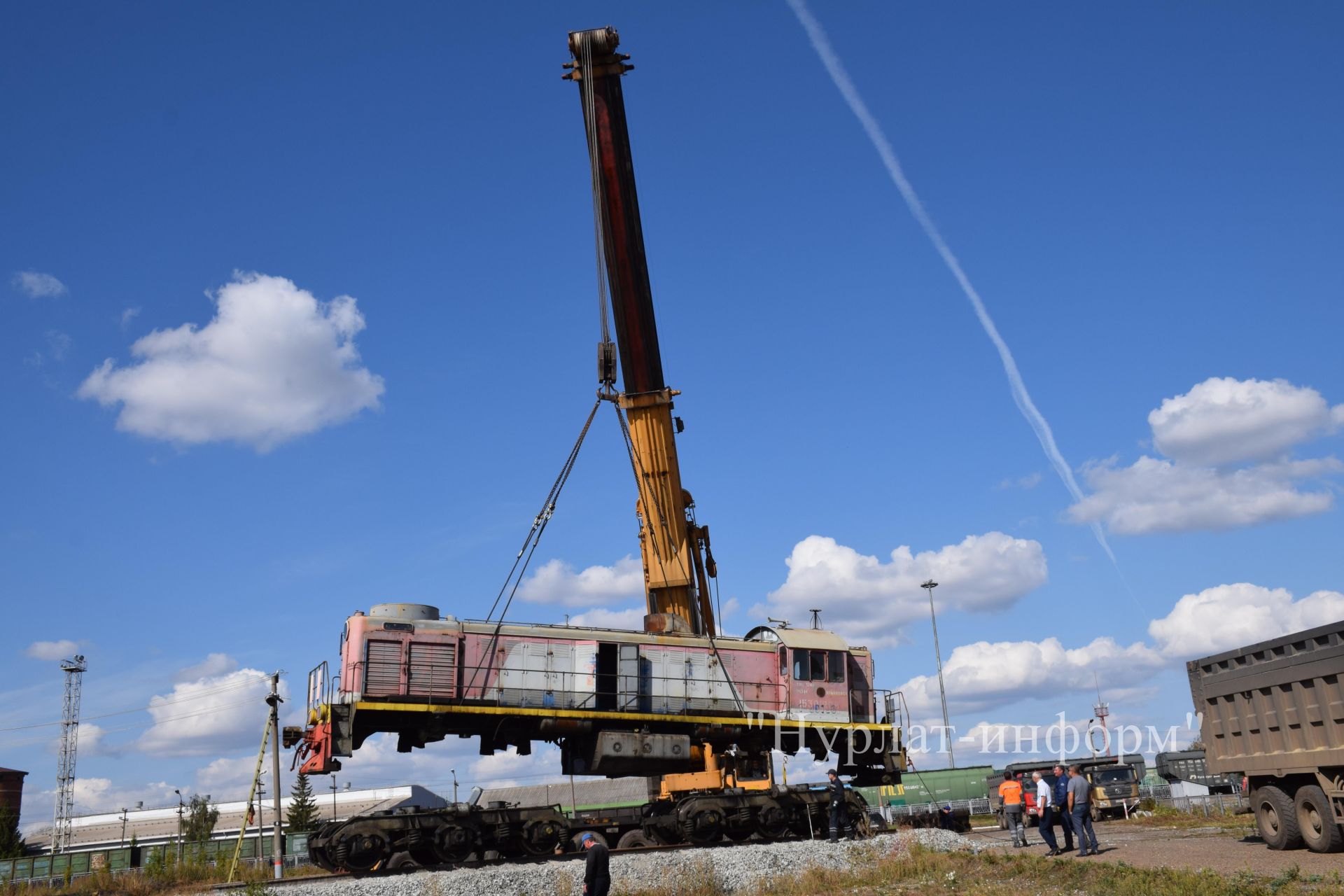 В Нурлате успешно завершена установка тепловоза в сквере железнодорожников