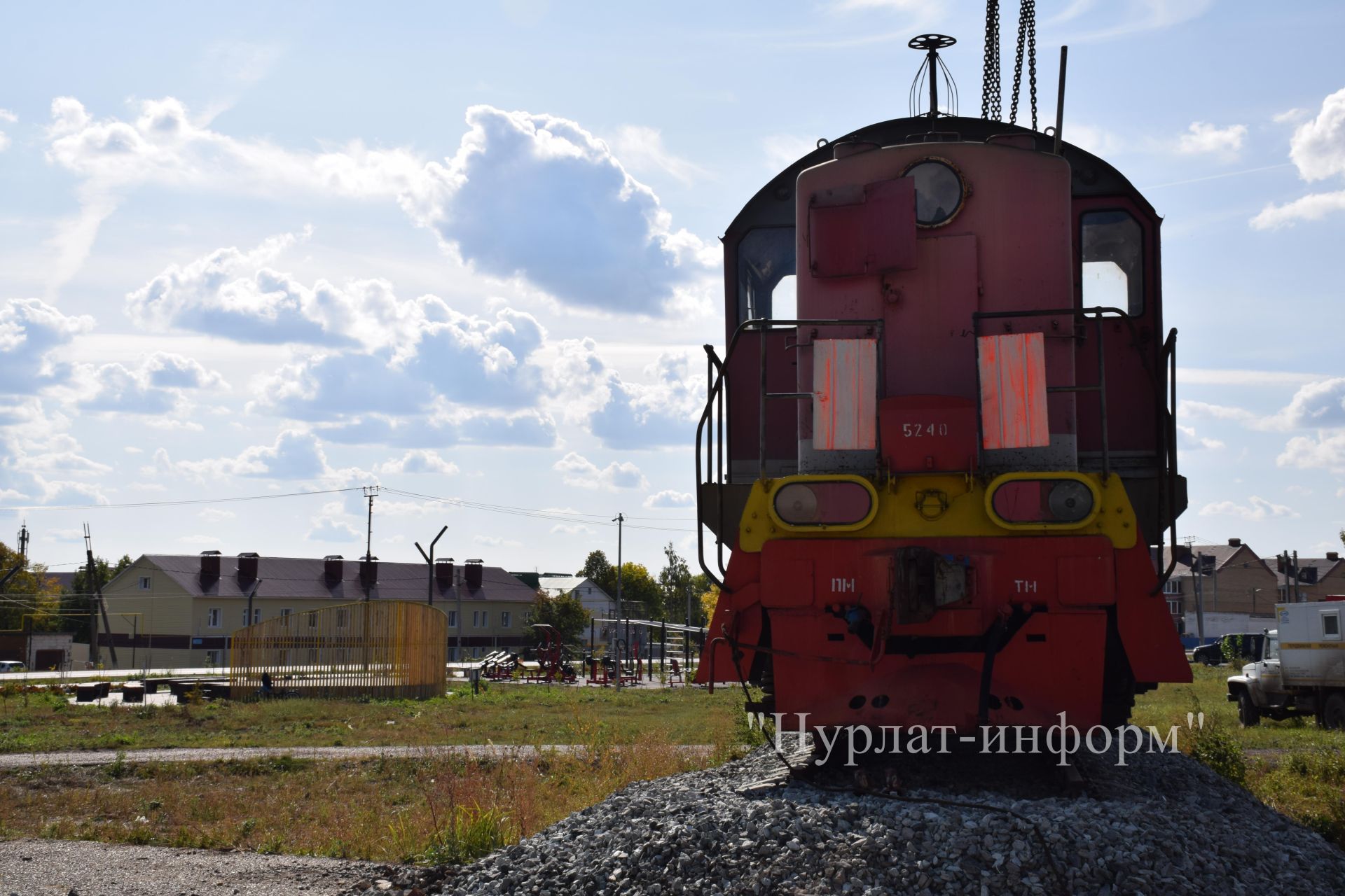 В Нурлате успешно завершена установка тепловоза в сквере железнодорожников