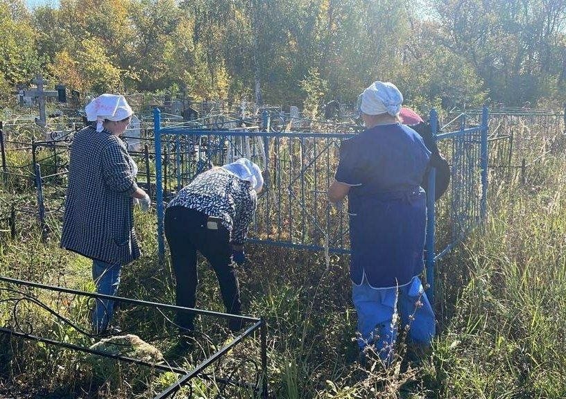 Сотрудники и проживающие в Нурлатском доме-интернате провели субботник на городских кладбищах