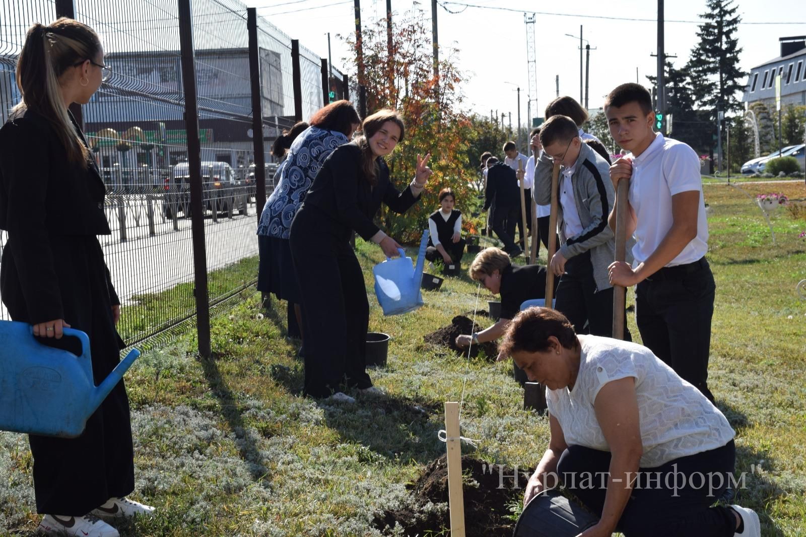 В честь 60-летнего юбилея Нурлатской городской школы №1 заложена Аллея учителей