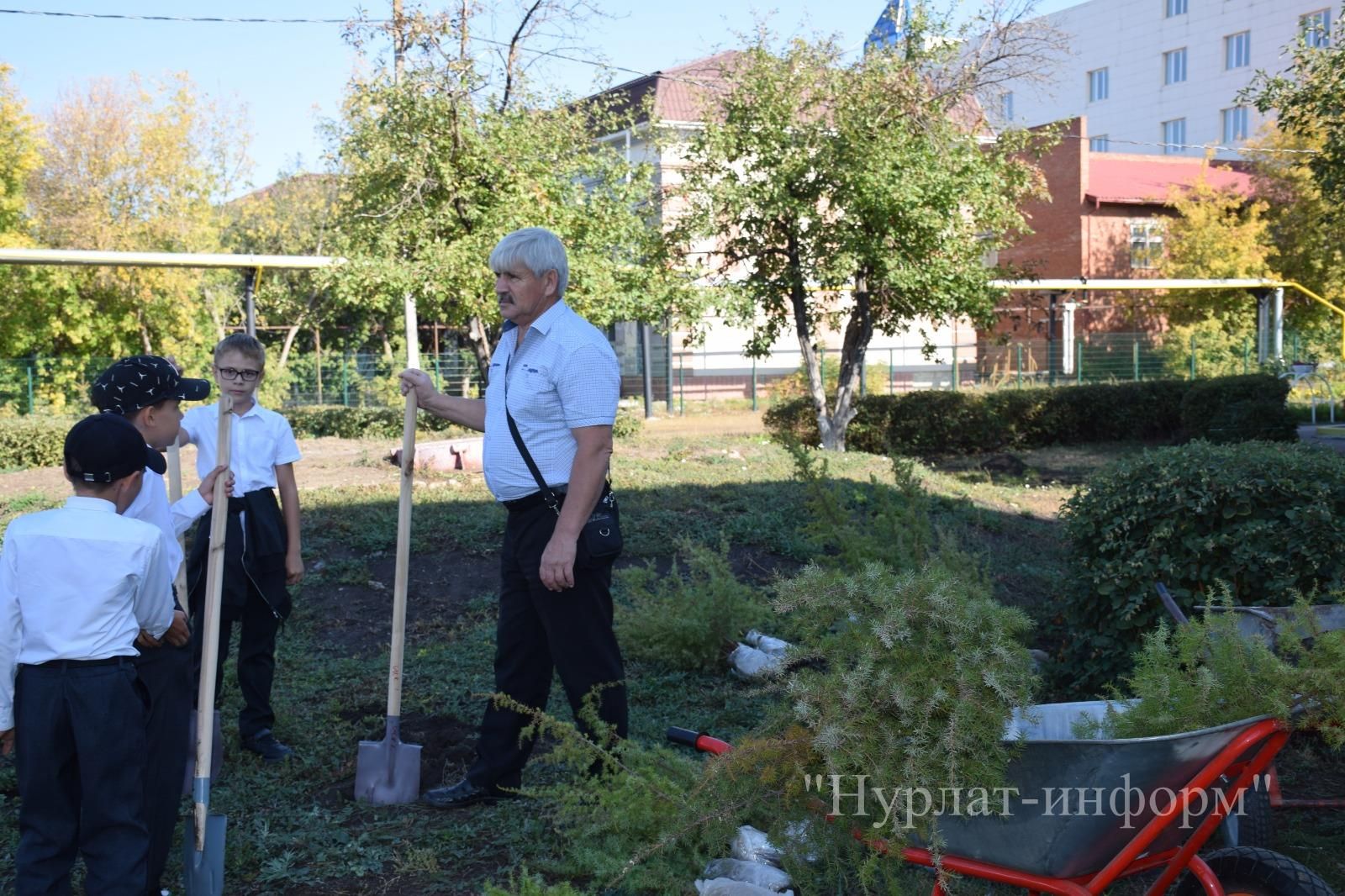 В честь 60-летнего юбилея Нурлатской городской школы №1 заложена Аллея учителей